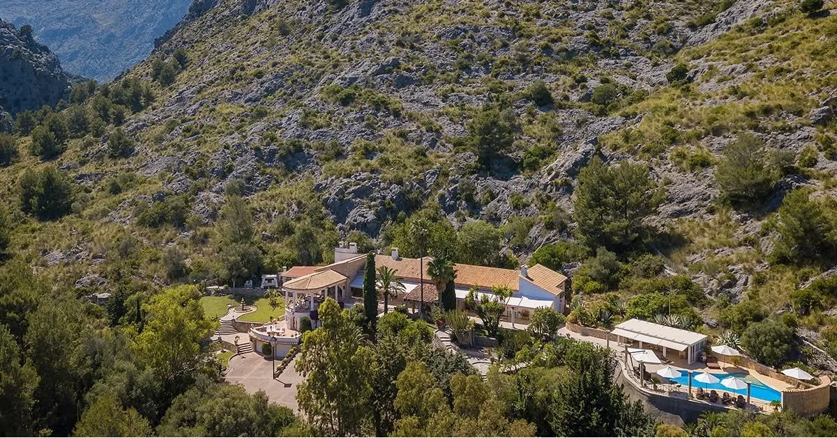 Can Huilco @morgan_morgan_mallorca  blends timeless Mallorcan charm with modern luxury. This six bedroom villa near Pollensa features bright open-plan living, a contemporary kitchen, countryside views and beautifully designed outdoor spaces. Enjoy th