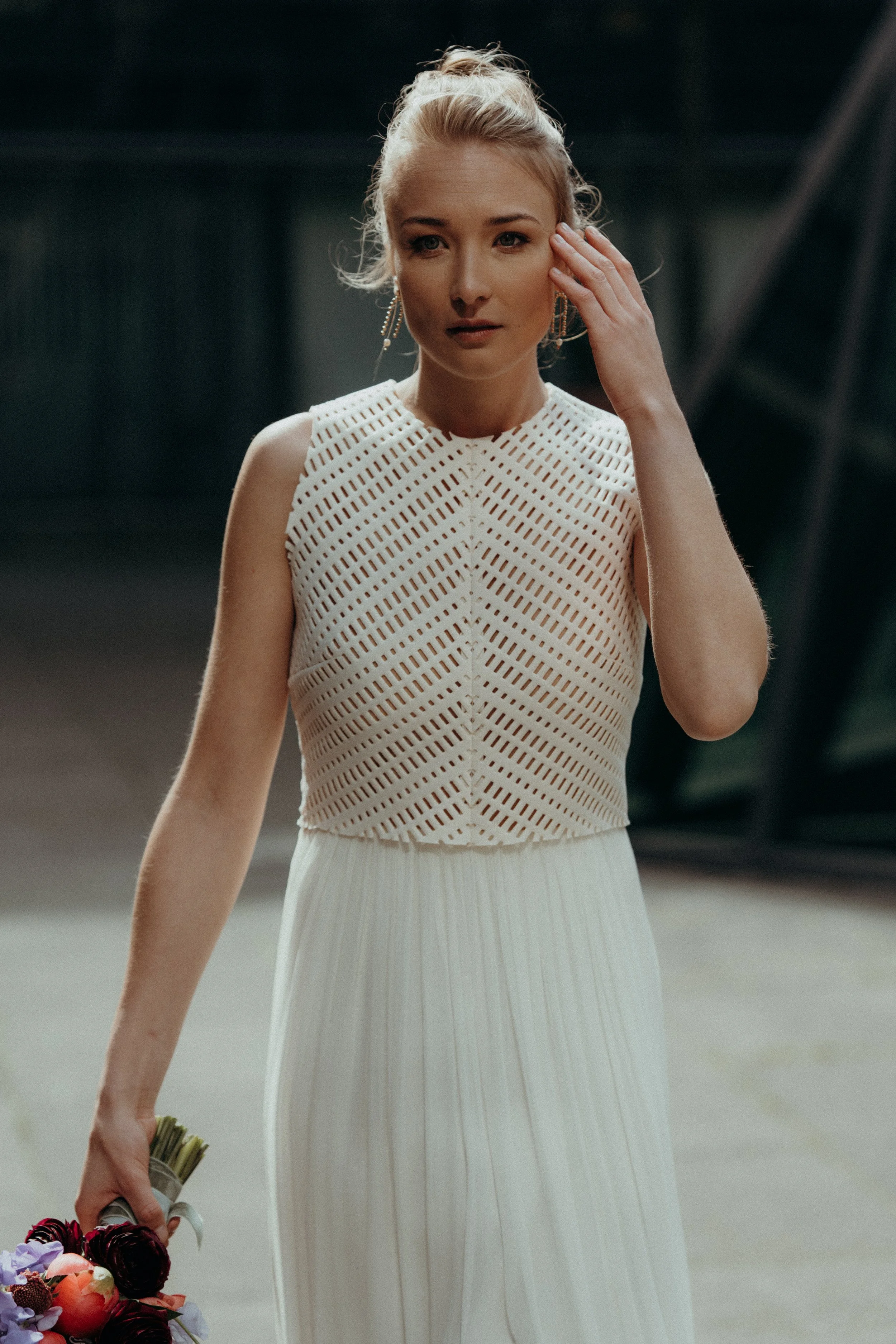 Nahaufnahme einer Braut mit ihrem Brautstrauß