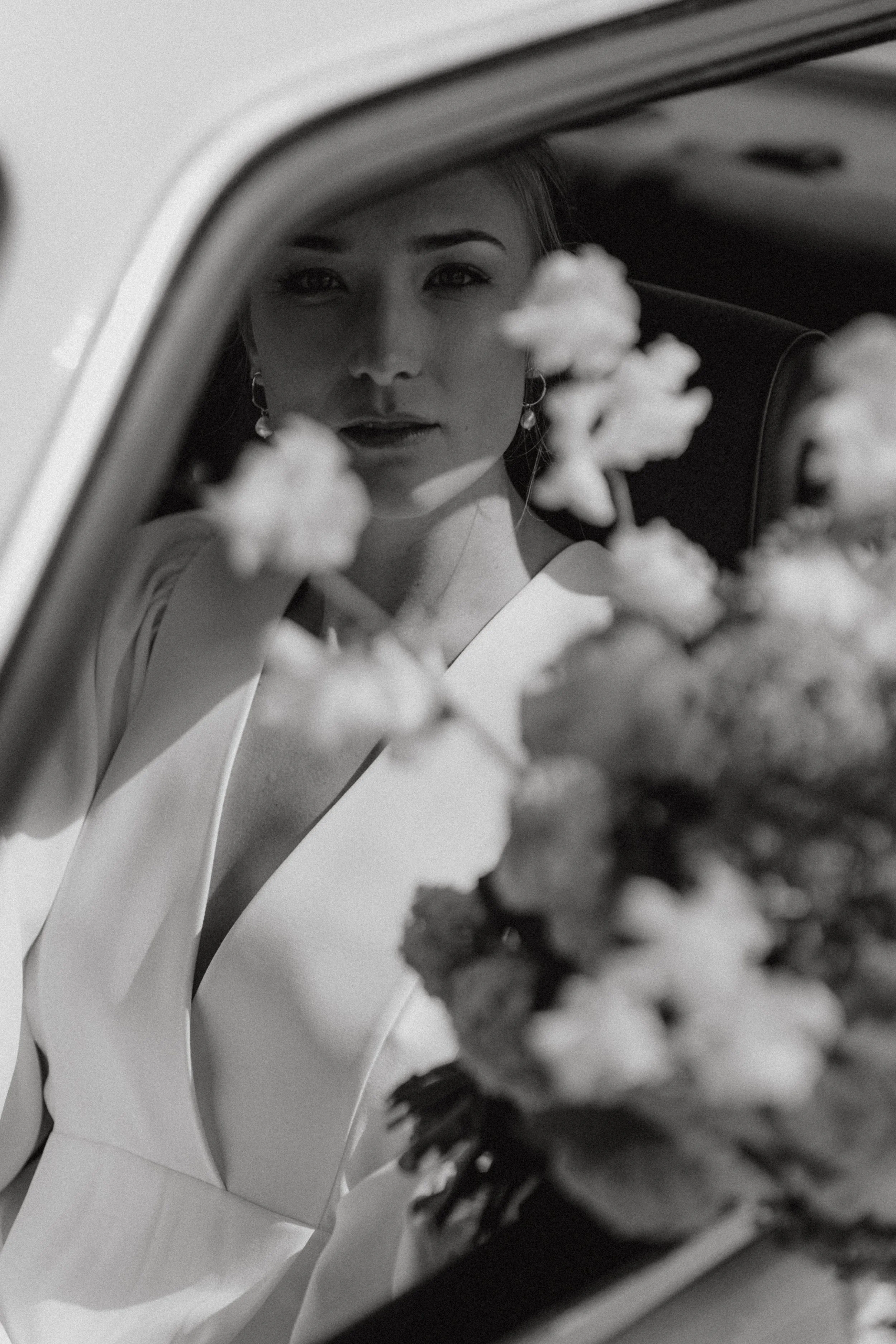 Nahaufnahme Braut mit Brautstrauß im Auto