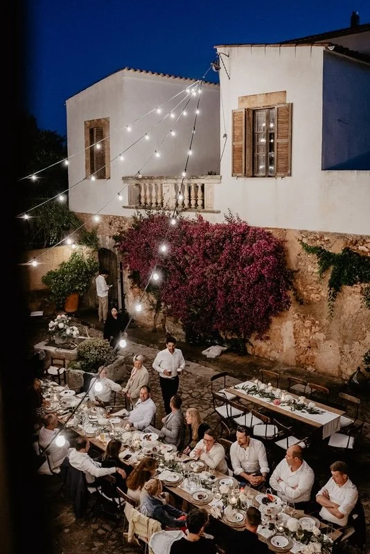 Eine Hochzeitsgesellschaft beim Essen an der Algarve