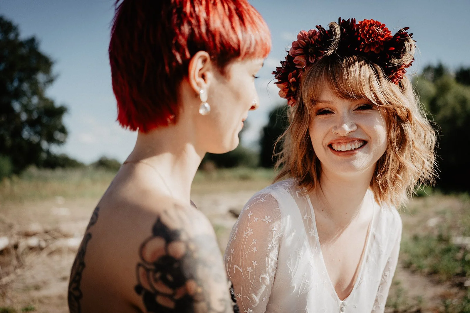 Nahaufnahme eines Pärrchen auf einer Wiese