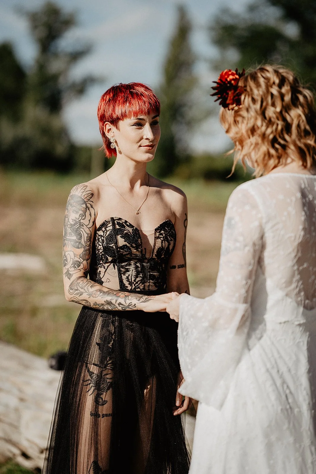 Pärrchen, Handhaltend bei der Zeremonie