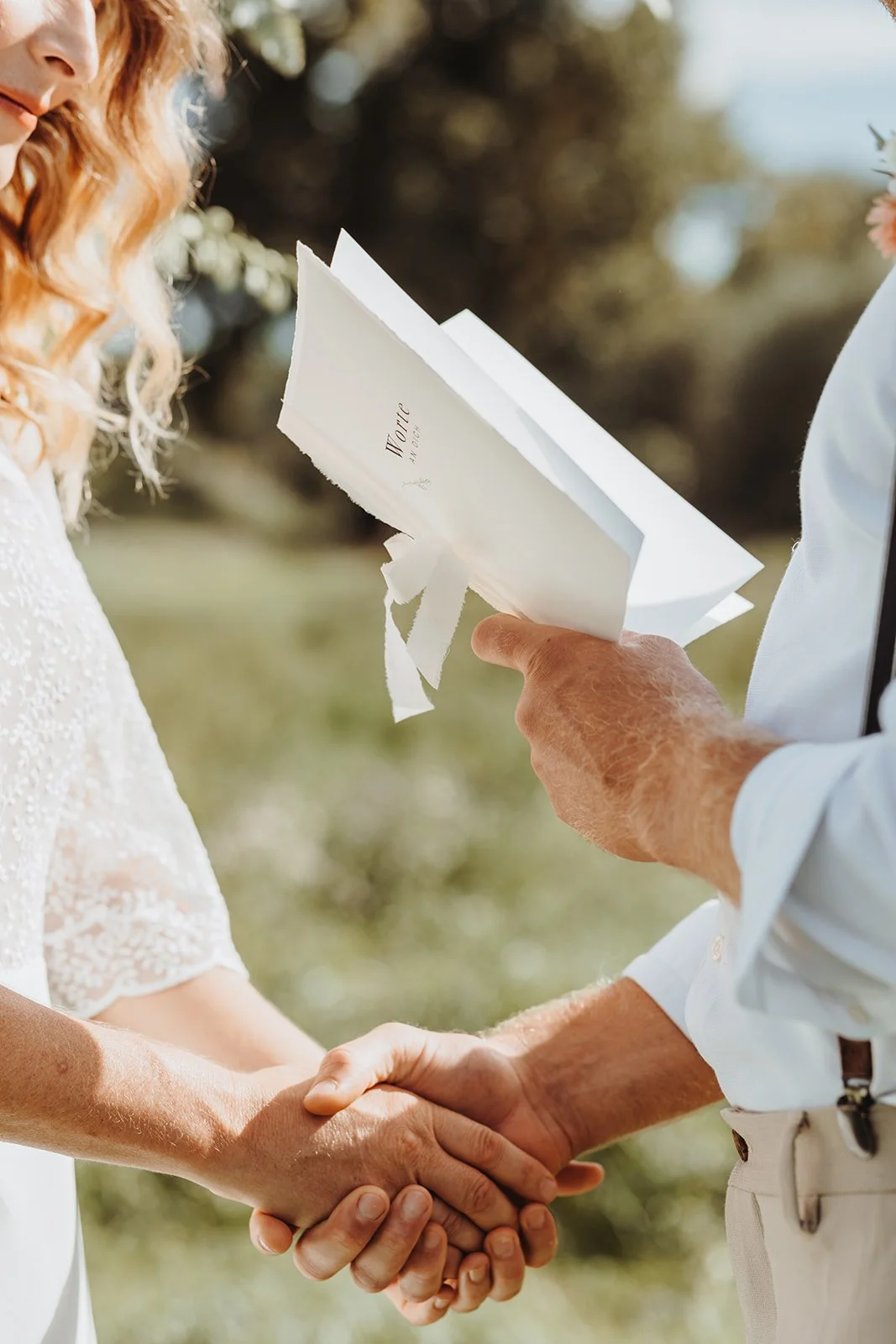 Hochzeitspaar beim lesen des Ehegelübtes