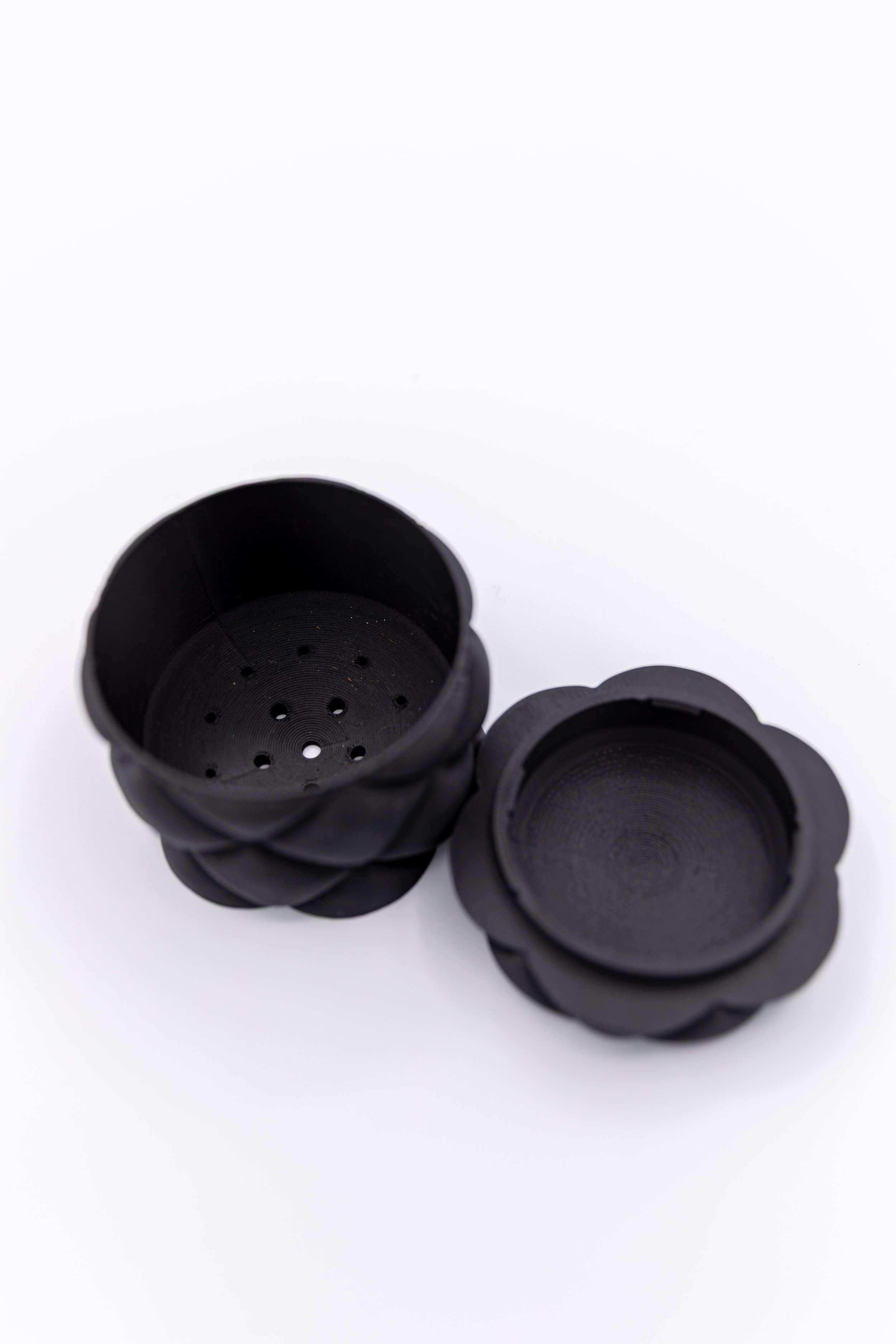 Daybreak Planter drainage version opened to show pot with drainage holes and matching drip tray. (Copy) (Copy)