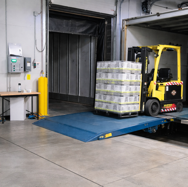 Manual vs. Hydraulic Dock Leveler: Which One Fits?