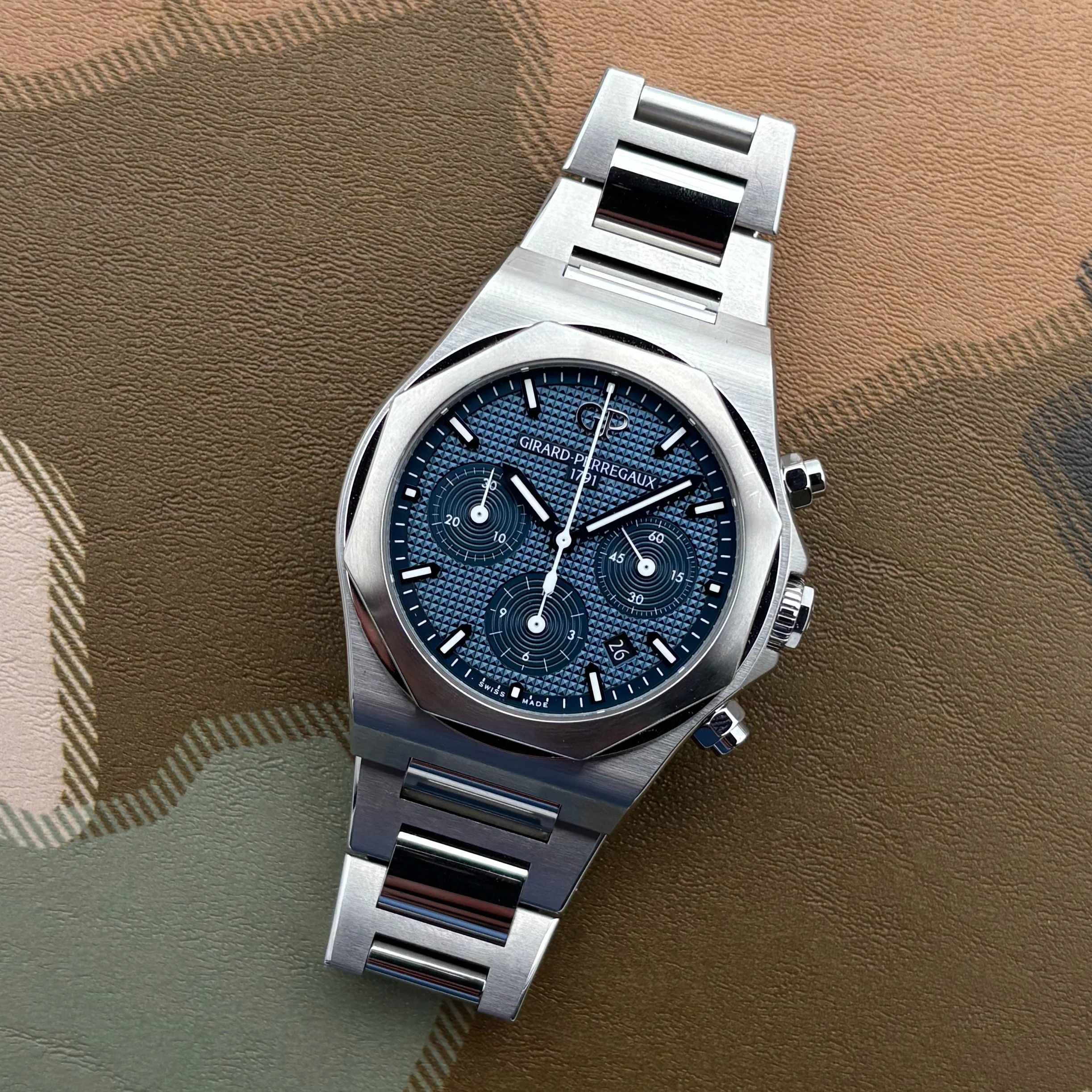 2025 Girard Perregaux Laureato Chronograph 81020-11-431-11A