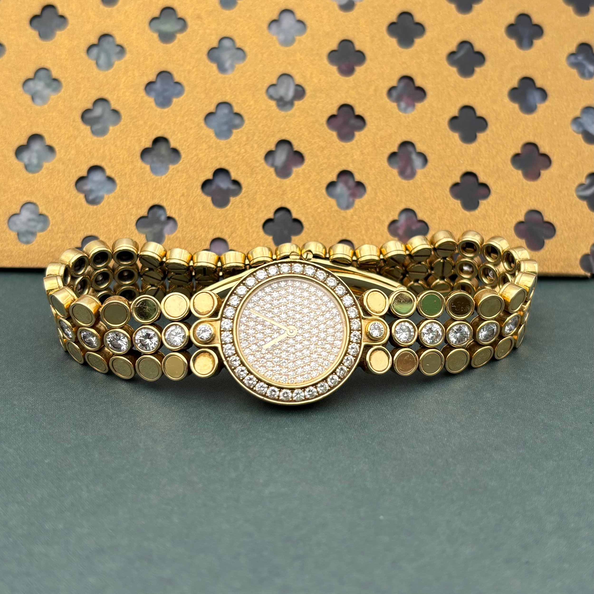1994 Harry Winston Lady's Signature Timepiece 100/LQ22GG.D/DBa