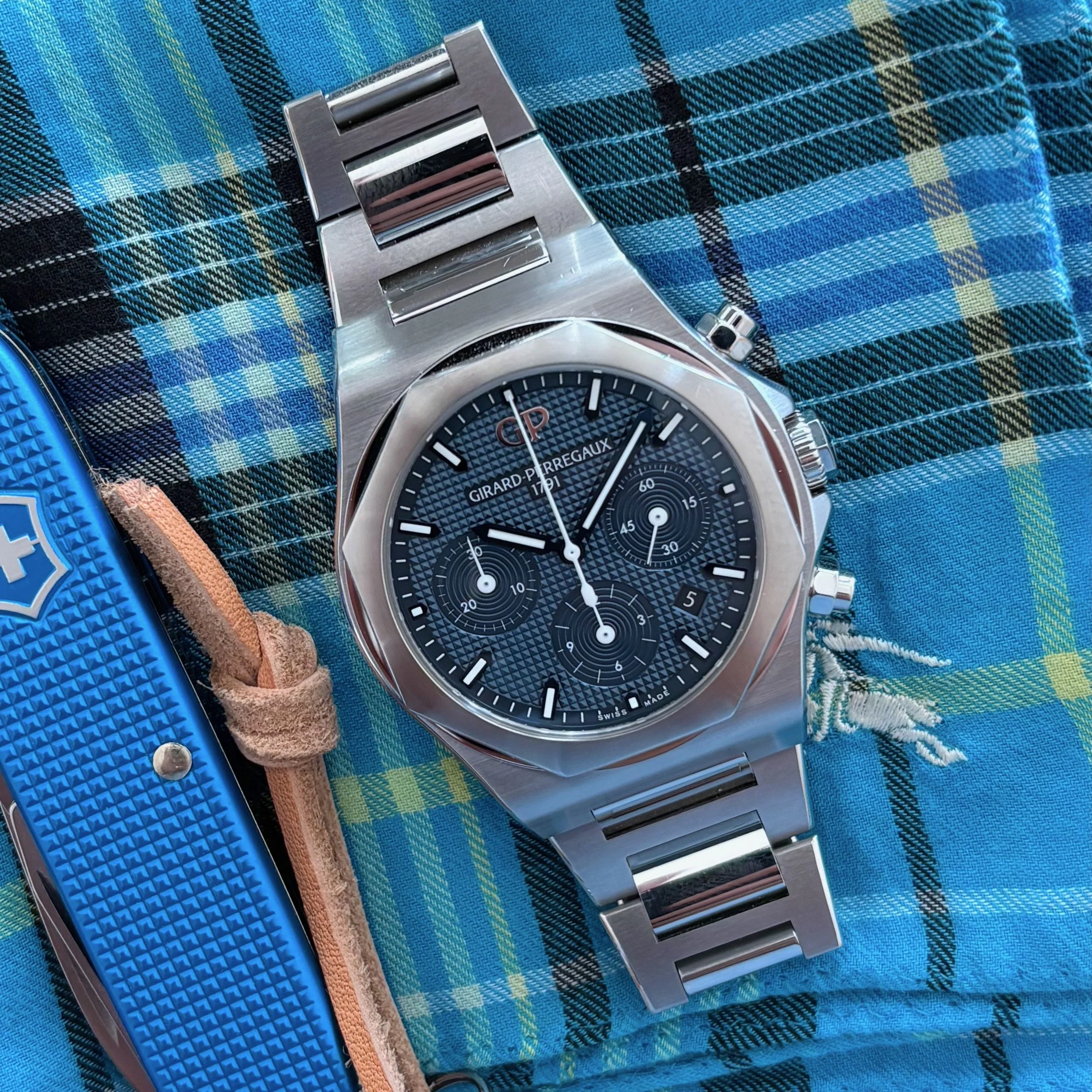 2025 Girard Perregaux Laureato Chronograph 81020-11-431-11A