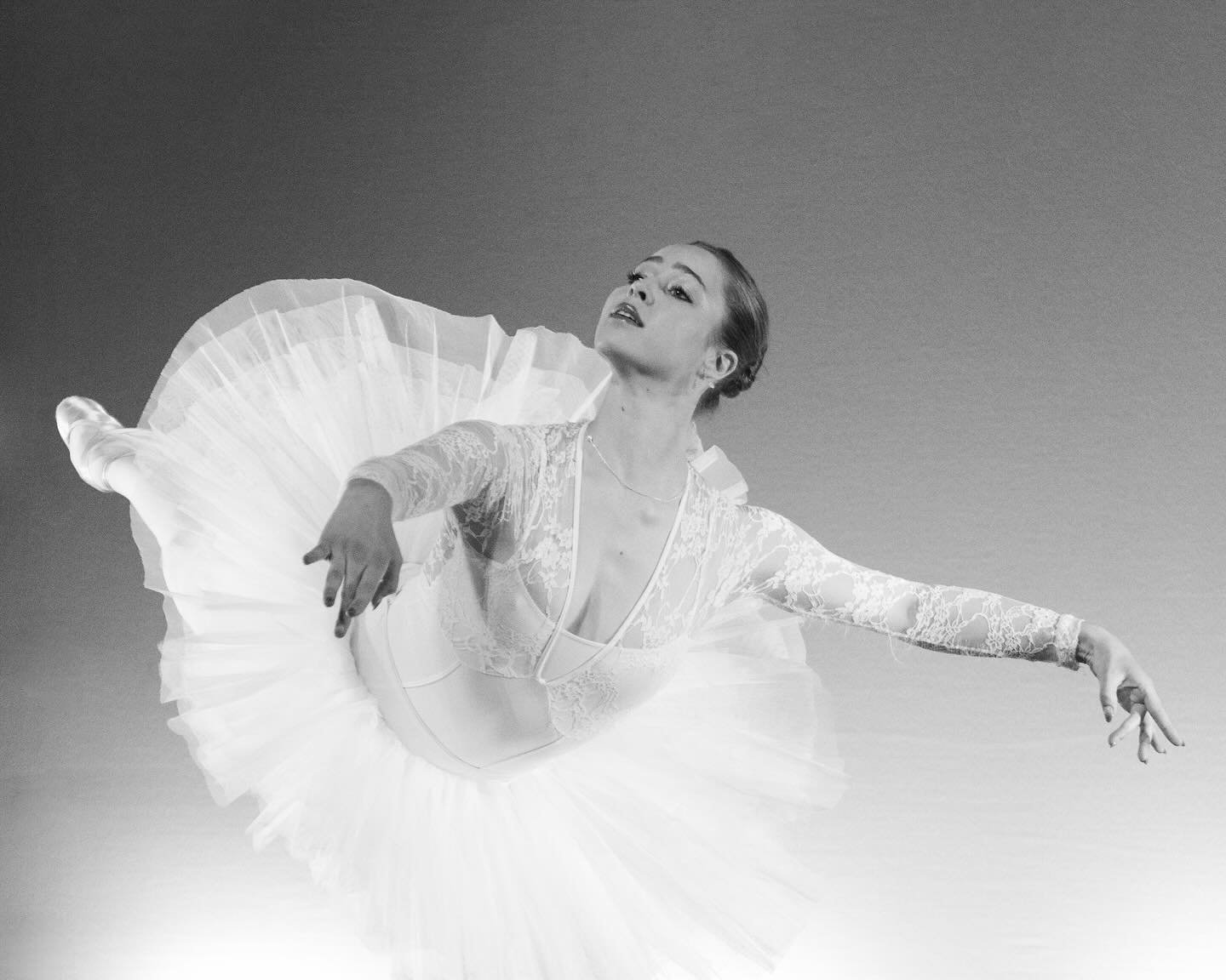 I love the angle that I managed to take this photograph from. Here&rsquo;s Elsa, a grad @highgateballetschool in full flight dancing her solo in the recent summer show 🤍 

#BSPmemories

#balletshow #ballerina #tutu #balletdancer #balletphotography #
