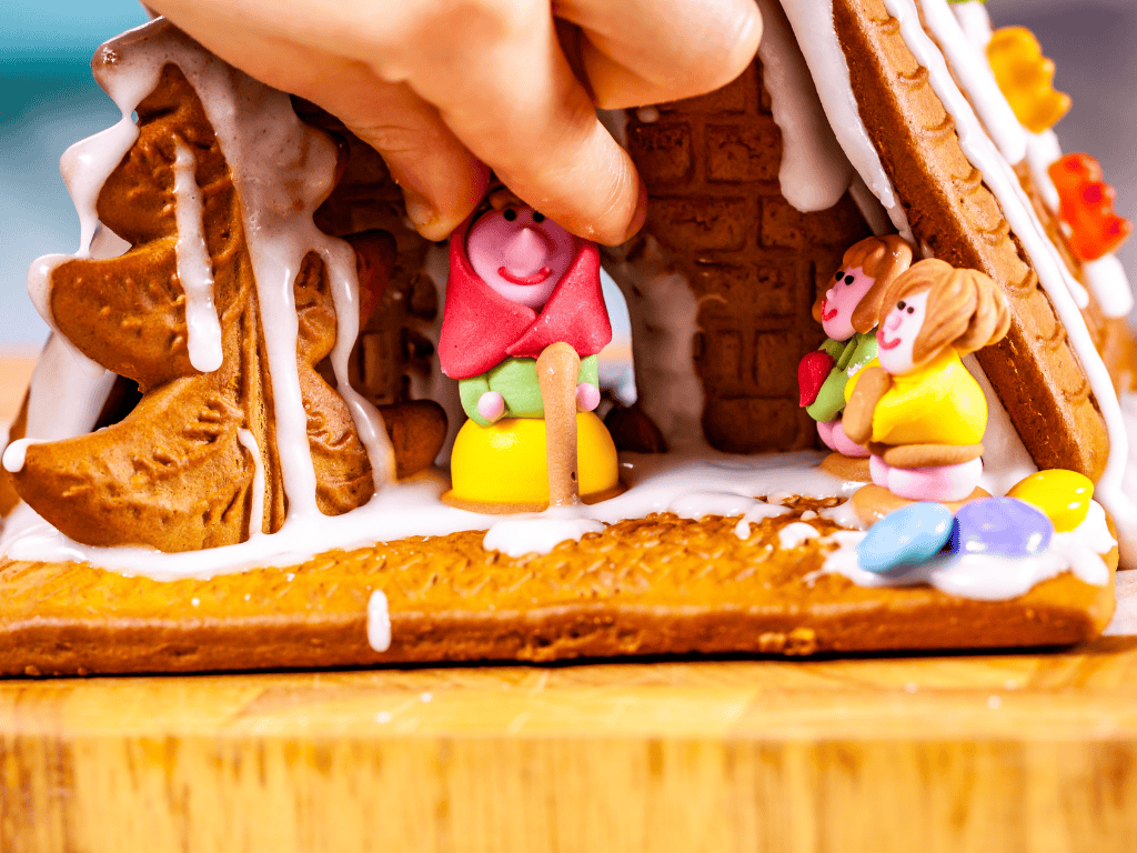 gingerbread house decorating event.png