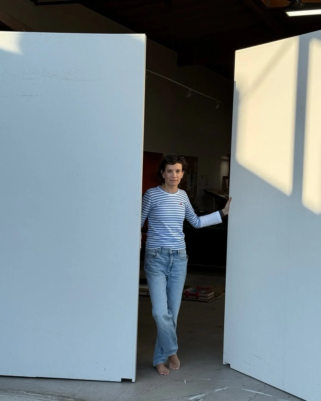 Happy weekend!!
Closing my studio in LA&rsquo;s golden hour with E Ruscha V good tunes 💙 Thank you @velosarahptor for the 📷