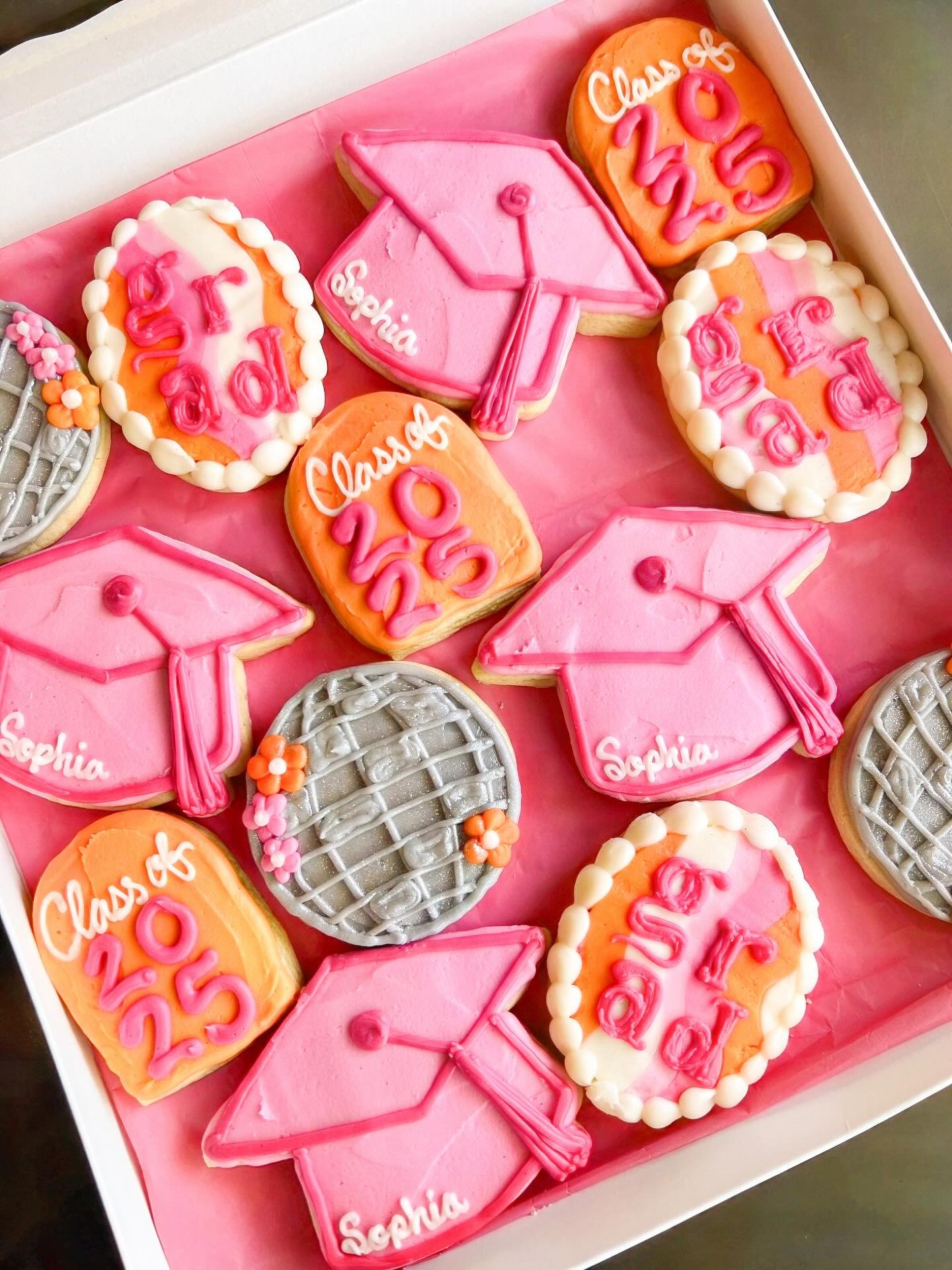 𝓖𝓻𝓪𝓭𝓾𝓪𝓽𝓲𝓸𝓷 sᴇᴀsᴏɴ! 
.
.
.
#baking #dessert #cupcake #macarons #instagood #royalicing #cake #bakedgoods  #pastrychef #foodstyling #picoftheday #cutecake #ganache #thatsdarling #buttercream #bakery #justbaked #chef #desserttable #buttercream 