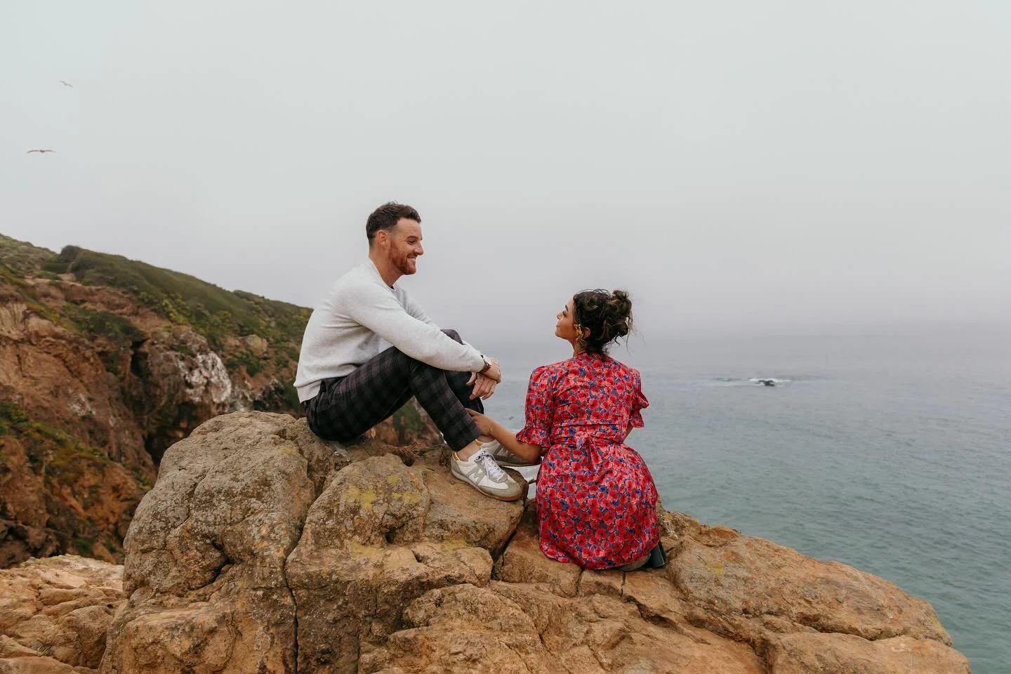 Hand and hand on the edge of the sand.🫶🏻

Date nights in Malibu with Aly &amp; Josh✨

#datenight #losangelescouplesphotographer #malibuphotographer #pointdume #couplesphotography #couplegoals