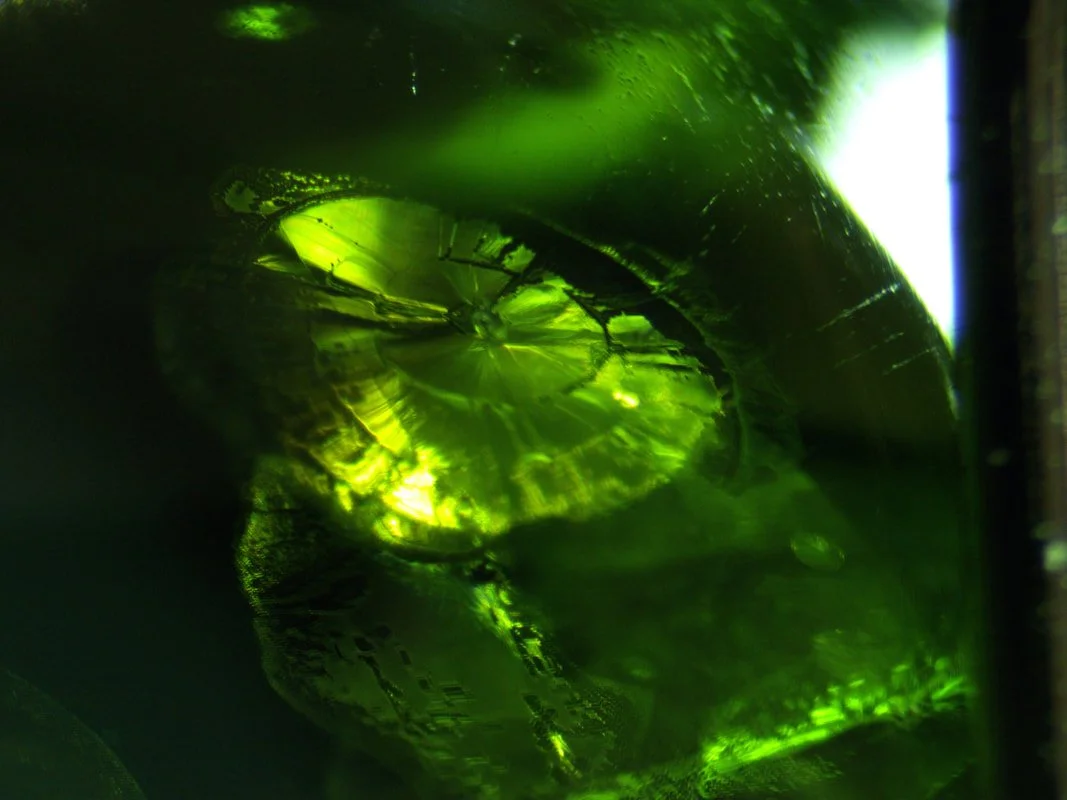 A “lily pad” discord fracture within a Peridot