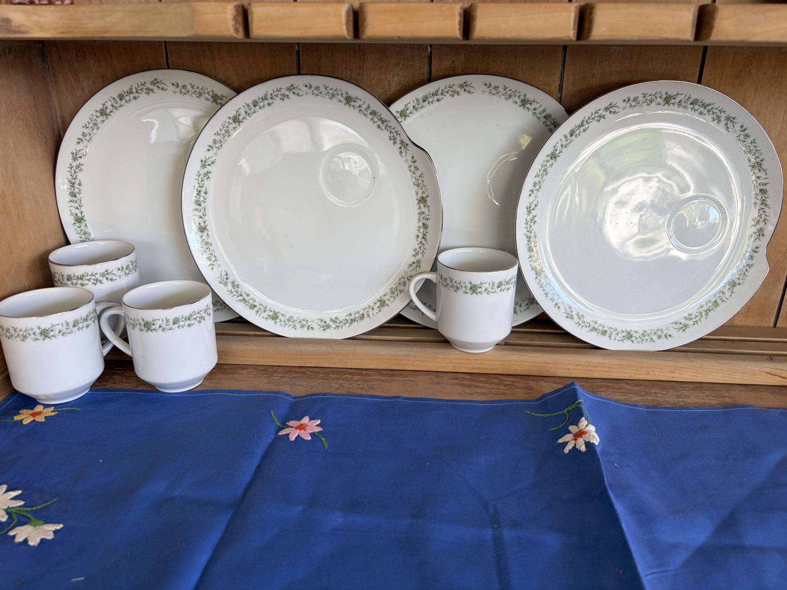 Set of 4 Vintage Mikasa Snack Plates & Cups Montclaire