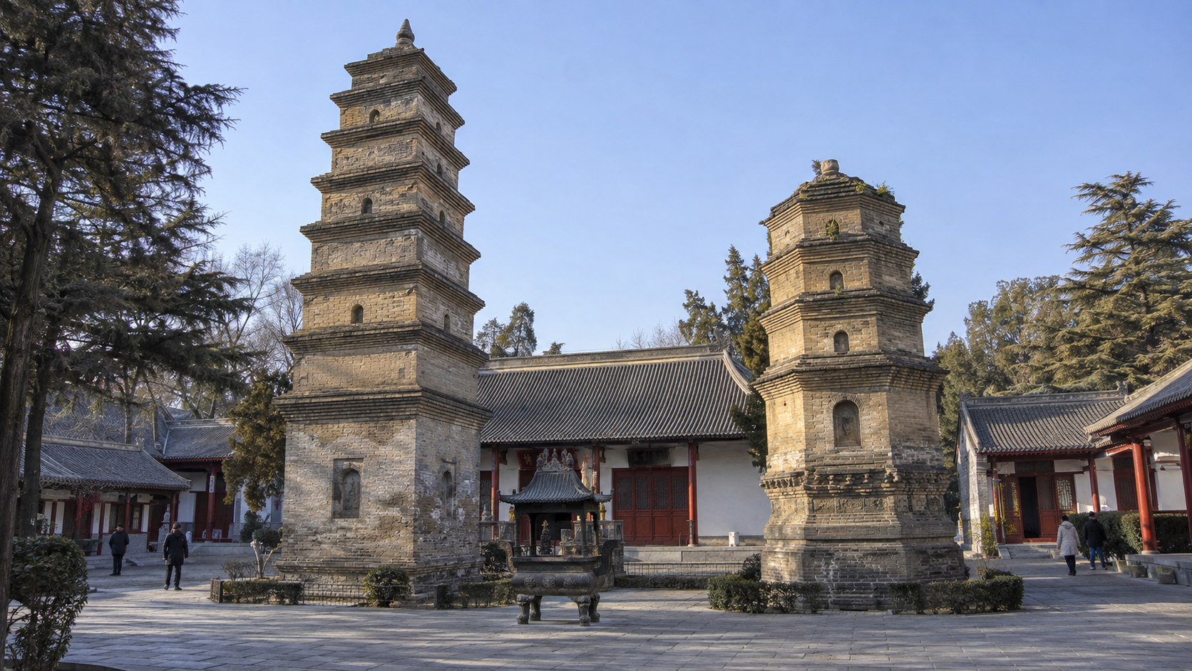 The Two Patriarch Pagodas at Huayan Temple
华严寺两座祖师塔