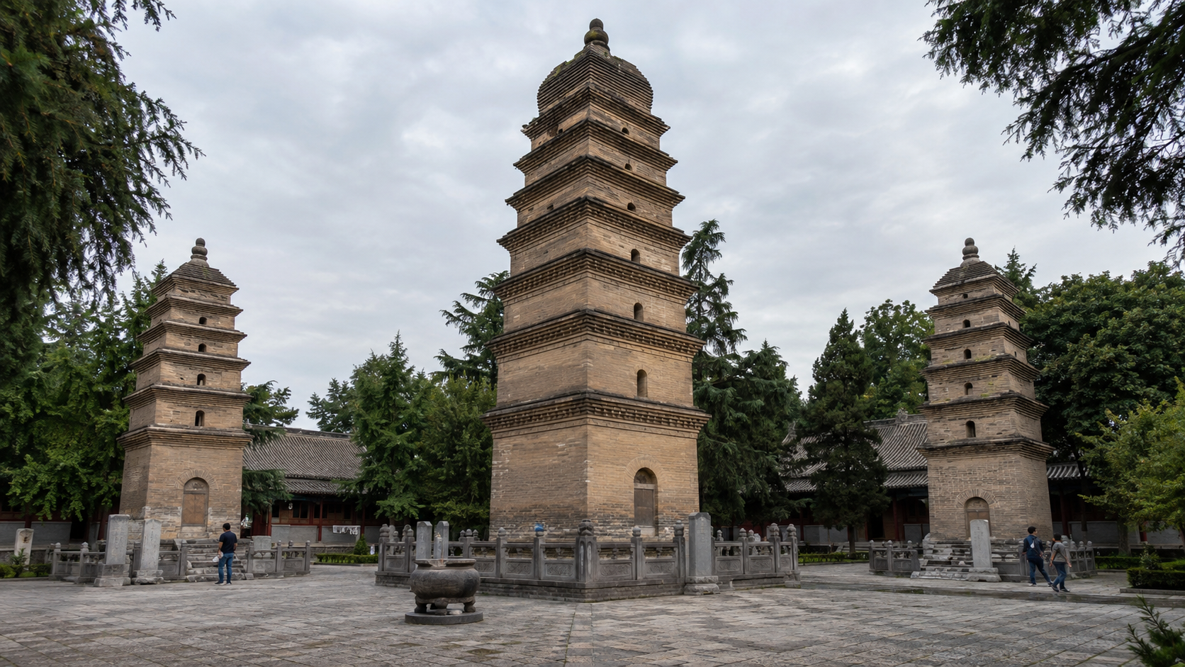 Panoramic View of the Three Tang Pagodas at Xingjiao Temple
兴教寺唐三塔全景