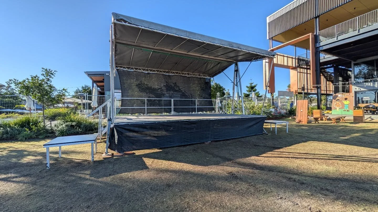 Our Large Trailer Stage with 1x1m PA risers @thehillsofrivermakers for @thebraziliancarnival event. 

For this one access was tight, so we used our @kangaloaders_ machine to maneuver into place. 

What a venue!