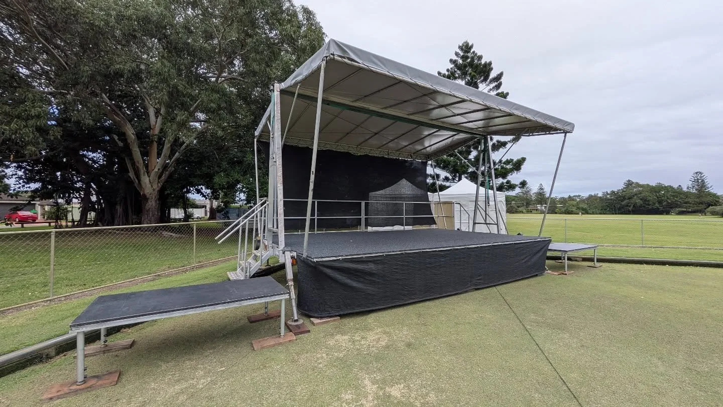 @gcbowls with our Large Trailer Stage, PA risers, and a pair of greenroom marquees. 
Ready for "Rumors" on the green 🙌
At only 1.6T, this stage is super light and nimble, allowing us to get it onto the green with minimal damage, and tight 