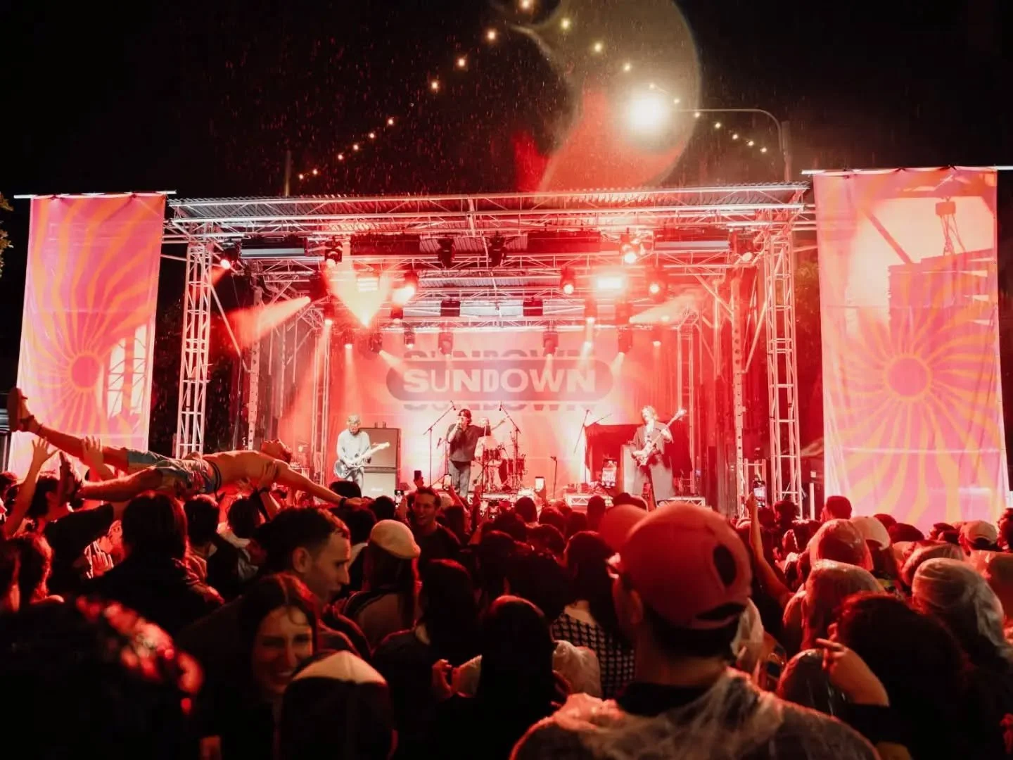 Throwback to #Sundown Festival 2025.
Our XL Trailer Stage with flown PA wings, PA scrim, and 15m of Crowd Barrier 🙌