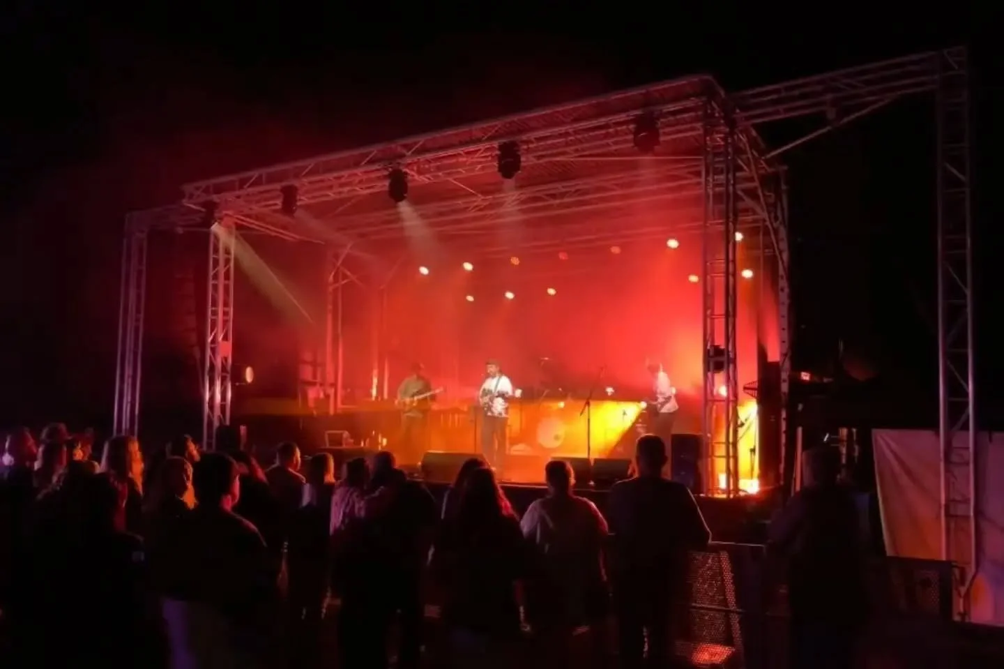 We were proud to supply the full staging and production for @billinudgelhotel 120th Anniversary celebrations 🙏
Rain didn't stop well over 1000 people from bringing the vibes 🙌
- XL Trailer Stage with PA wings
- Crowd Control Barrier
- Cable Tray
- 