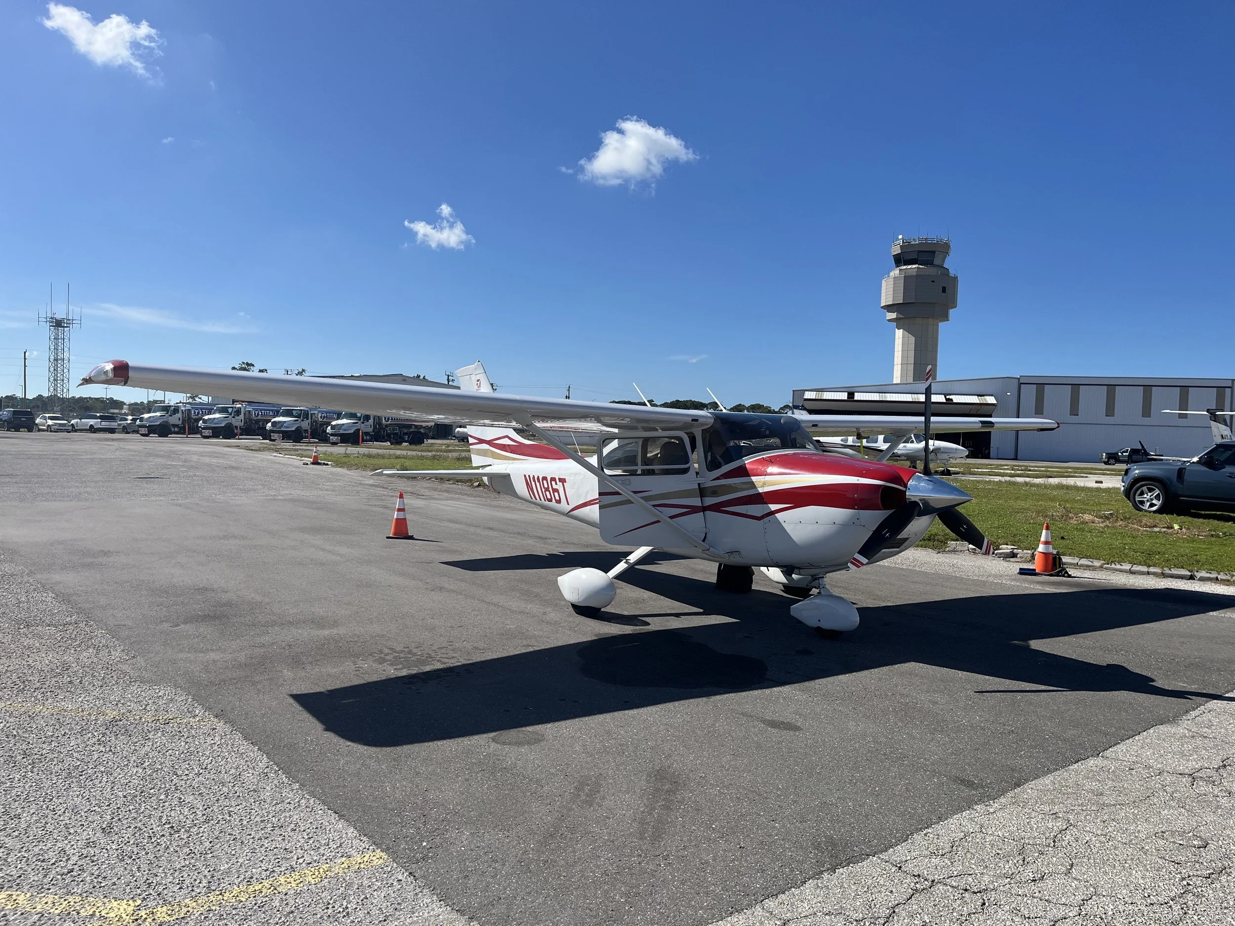 1186T in front of Dolphin Aviation- Jeffrey Clark