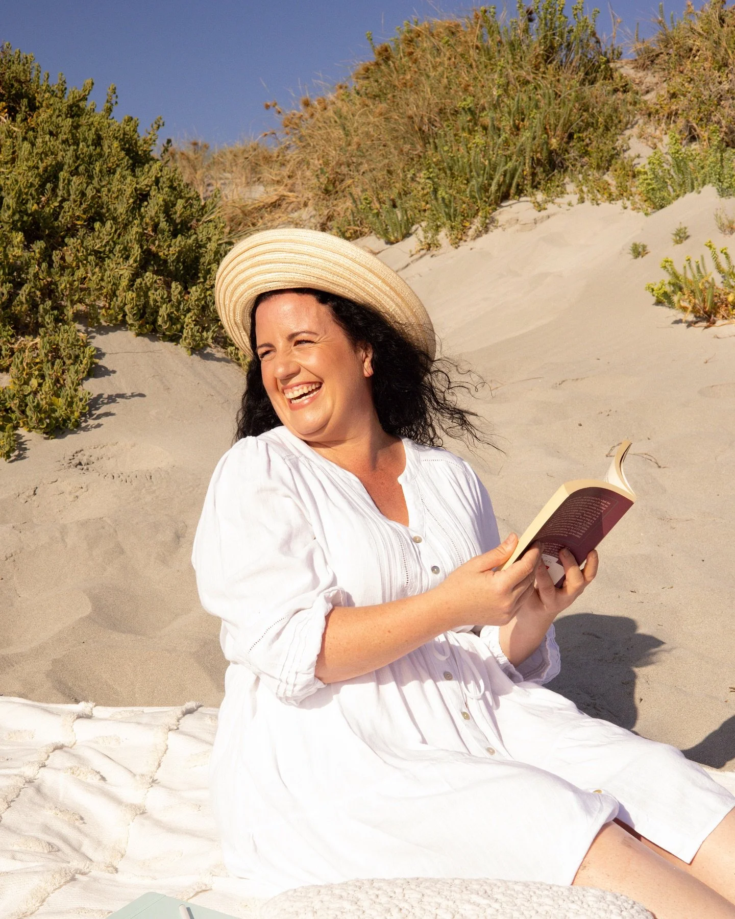 Throwback to this beautiful beach shoot with the lovely Sarah @sabia_wellness - a naturopath who&rsquo;s passionate about helping women find balance and wellness! 

Capturing authentic moments like these is key to creating a connection with your audi