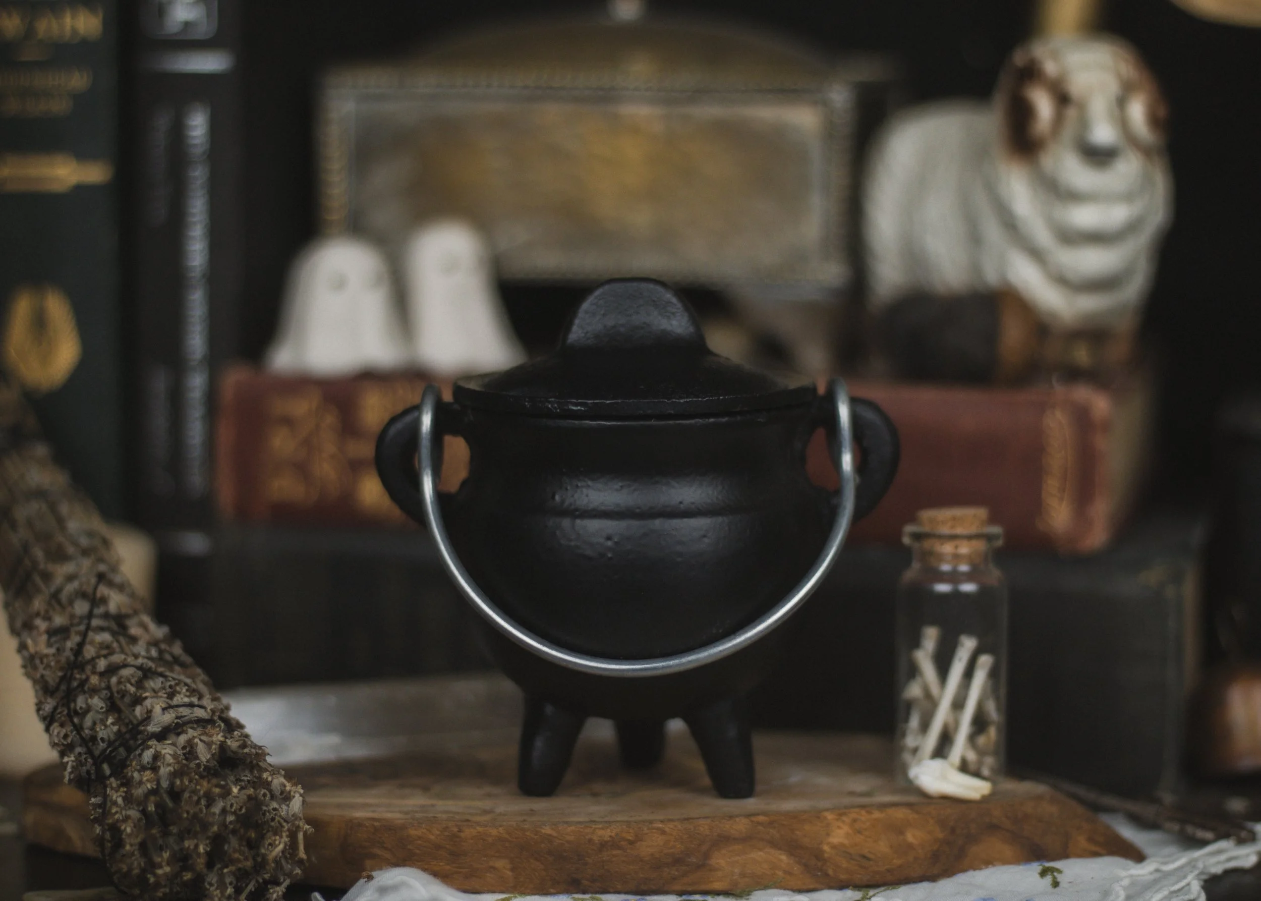 Small Cast Iron Cauldron | With Lid