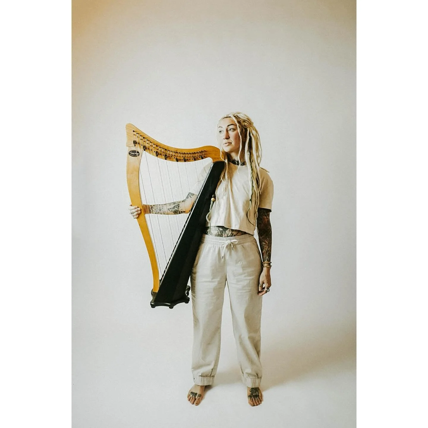 Found a bow&hellip; an arrow&hellip; and the direction I want to point it in 🎶🖤🕊️🧚🏼✨ #harp #sound #healing 

📸 @km4art