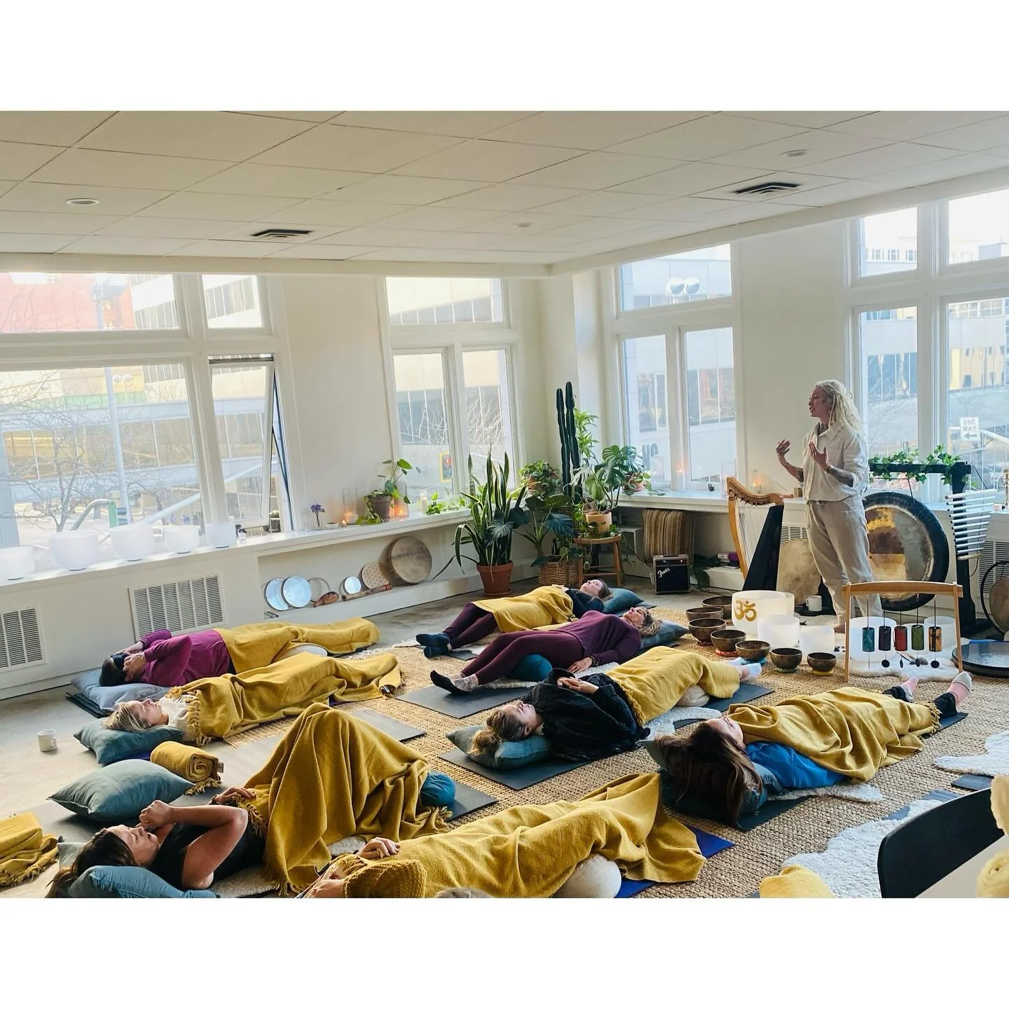 When I&rsquo;m not playing healing tones, not surprising to catch me talking about it 🤓⚡️ What an experience to remember at the one and only @anamcarahealingcenter in Spokane. The energy at this studio is so unique and relaxing. So incredibly honore