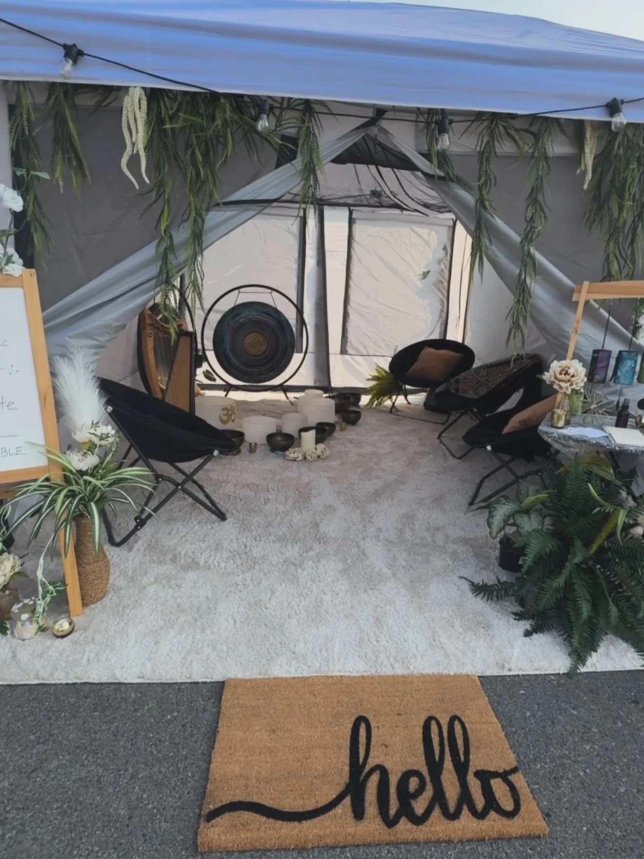 Thank you @the_wavy_bunch for having me 🧚🏼🌿💖🎶 Sharing sound especially sharing the power of the gong, was such a delight. Can&rsquo;t wait for more pop ups with a booth like this in the future! 

#soundbaths #gongs @shawnacetosounds @grottasonor