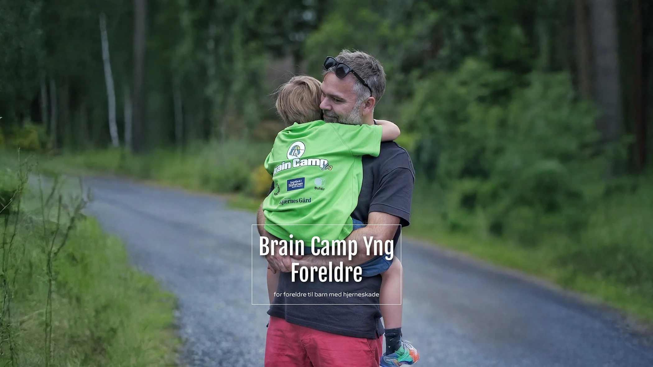 En pappa som klemmer sønnen sin