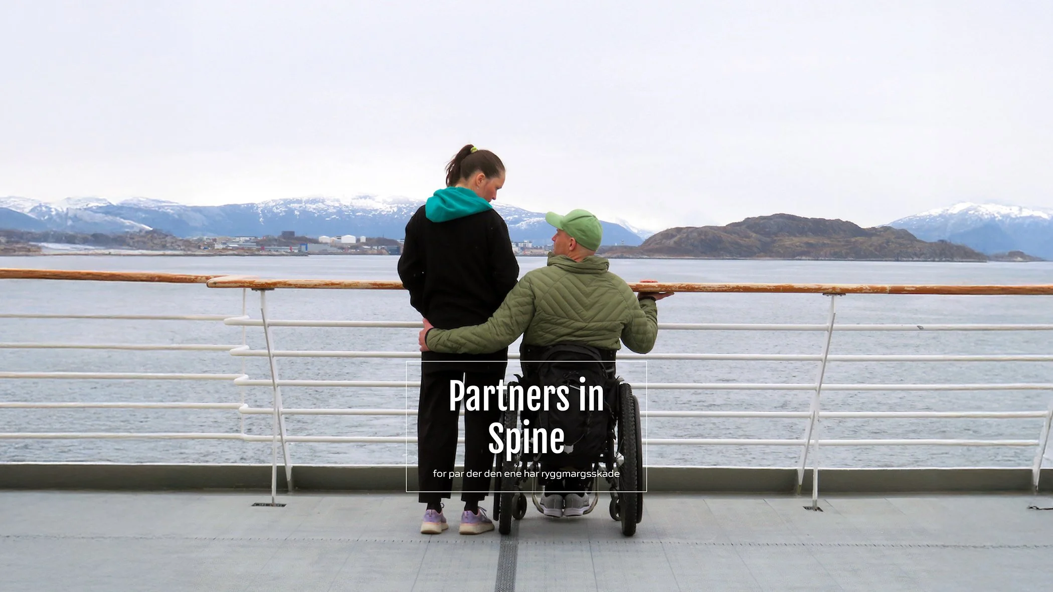 Partners in Spine. En person med ryggmargsskade i rullestol sammen med kjæresten ved rekka på en båt