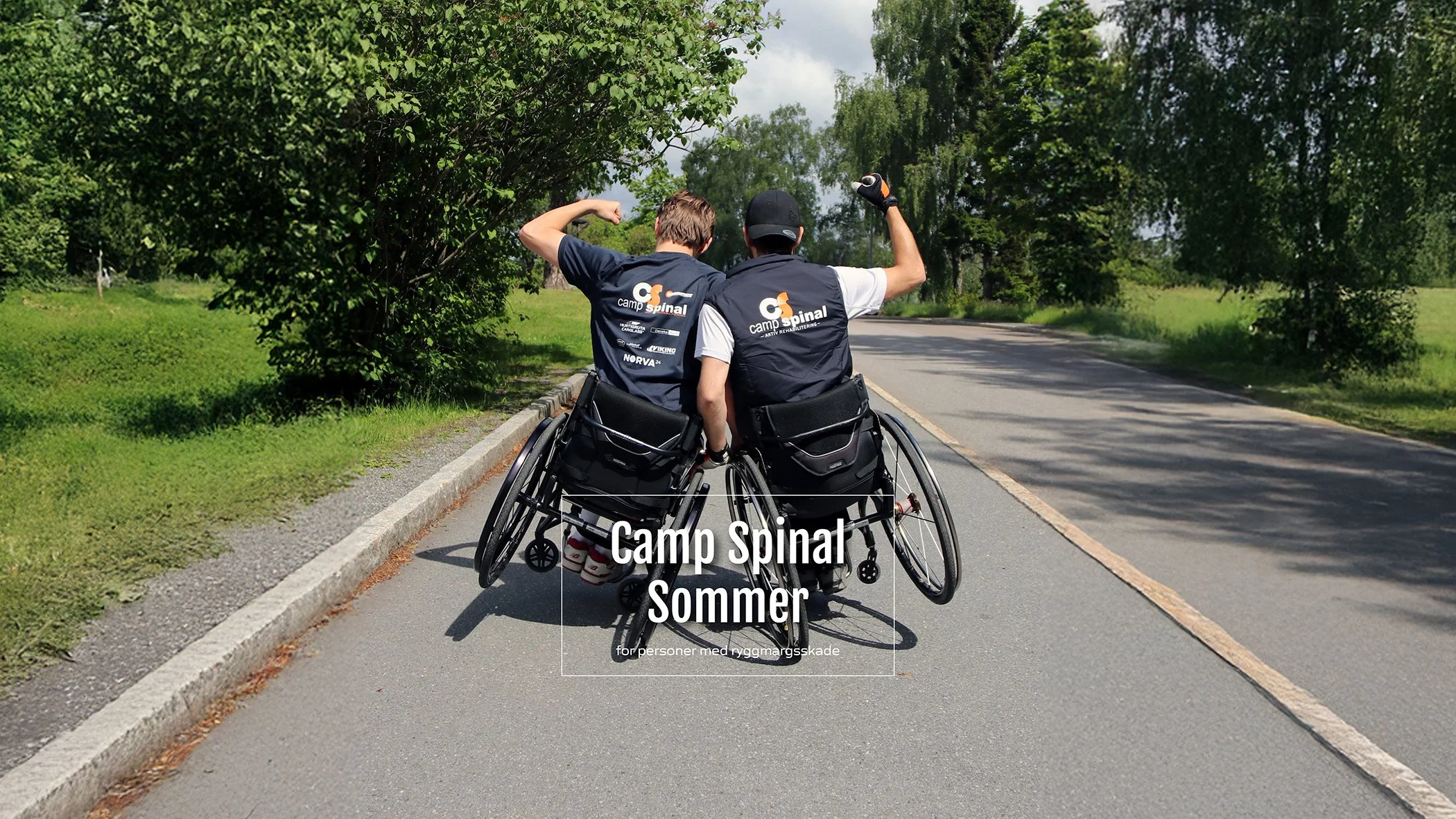 To gutter i rullestol som viser muskler