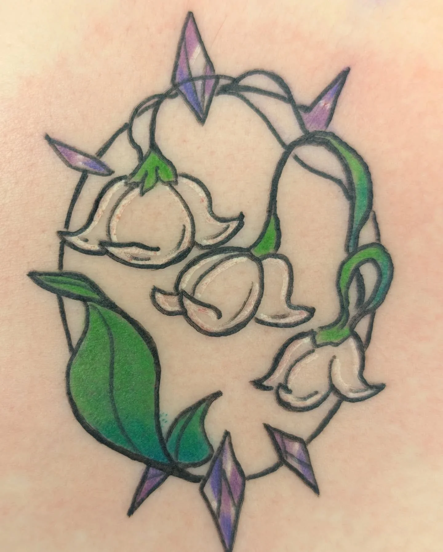Another floral flash down. Got to do another sternum piece! I didn't think about that when creating these so I'm glad you all saw how cute it would be there. I'm here for the fun tattoo glowupa. 
Swipe to see what is left. Price is the same for b&amp