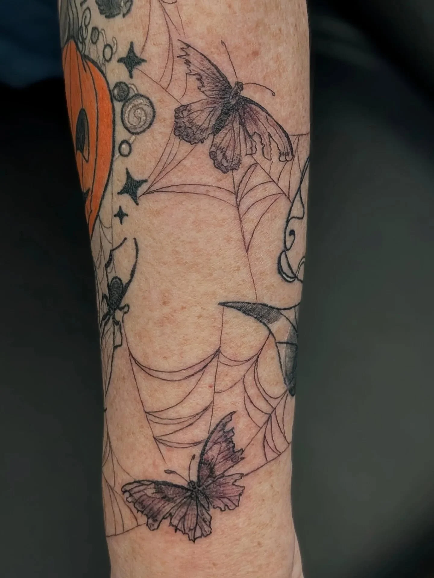 Finished out this Halloween spooky themed half sleeve with some buggos caught in some webs. A very elegant solution to the weird spot on the side of the forearm. 

Cannot wait to start the folklore upper arm project. ❤️