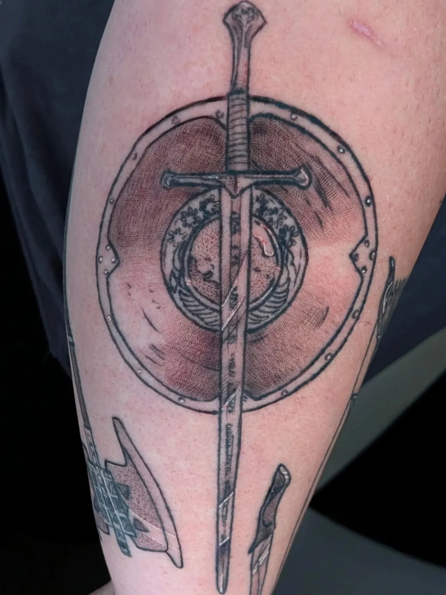 Finally finished shading in my besties LOTR weapons. 
Getting ready to start the upper half! Can't wait! 

Swipe to see a lil surprise 🫢