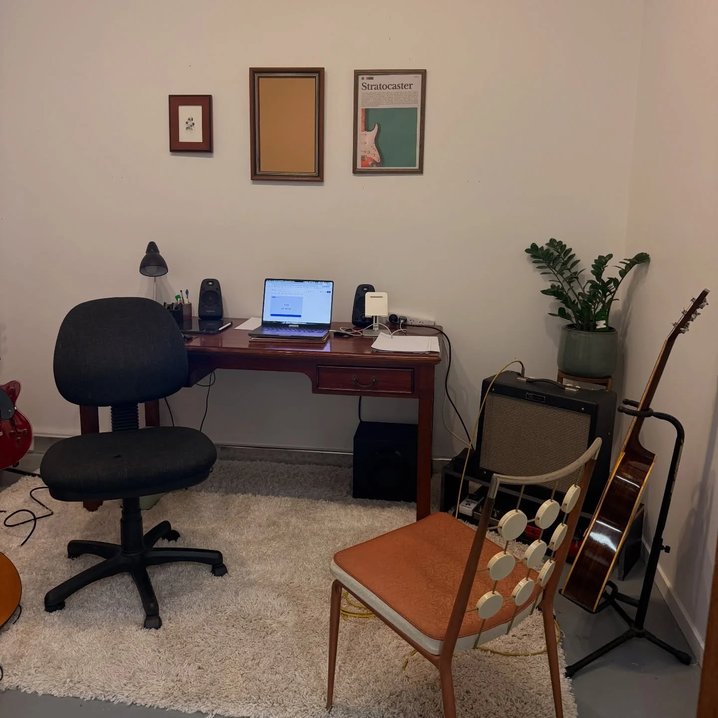 Our guitar &amp; bass room 🎸

A calm, creative space to sit down, pick up an instrument, and just begin. 

No pressure, no experience needed &mdash; just a place to learn and enjoy it. 

All ages welcome. 

Book your trial lesson now ✨