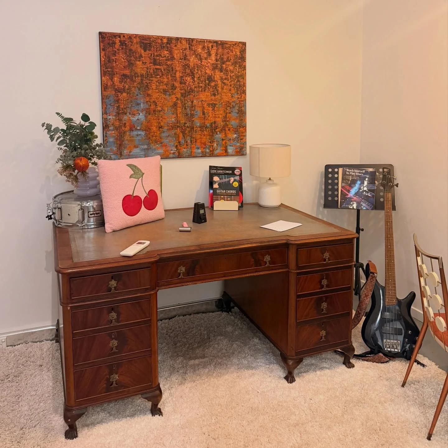 A little look into a piano room 🎹 

Some people learning from scratch,
some coming back to it after years.

 Different levels, different ages, everyone just finding their rhythm in their own way

All welcome here.

Book in or come check it out ✨