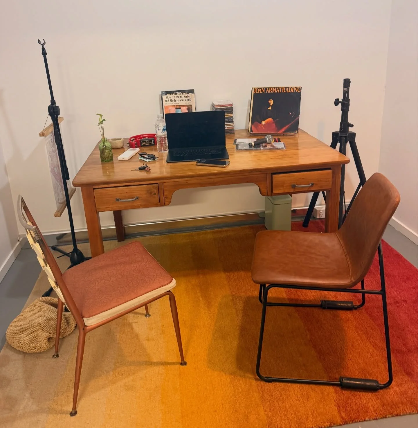 A corner of the school for singing 🎤 

Old songs &mdash; new songs. Songs you&rsquo;ve had in your head for years or even songs you&rsquo;ve written! 

We keep it relaxed &mdash; 
just a space to explore your voice at your own pace. 

No pressure, j