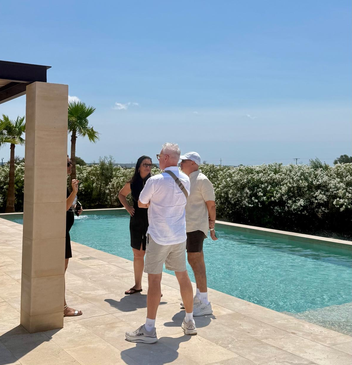 Martina in a viewing of a house with a pool with a customer