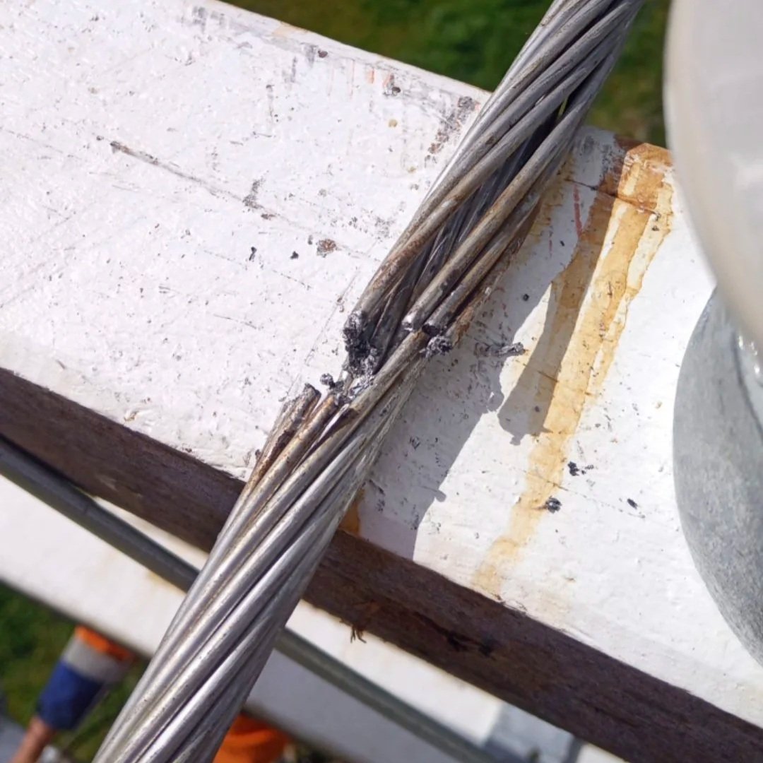 UNRAVELLED OR BROKEN STRANDS