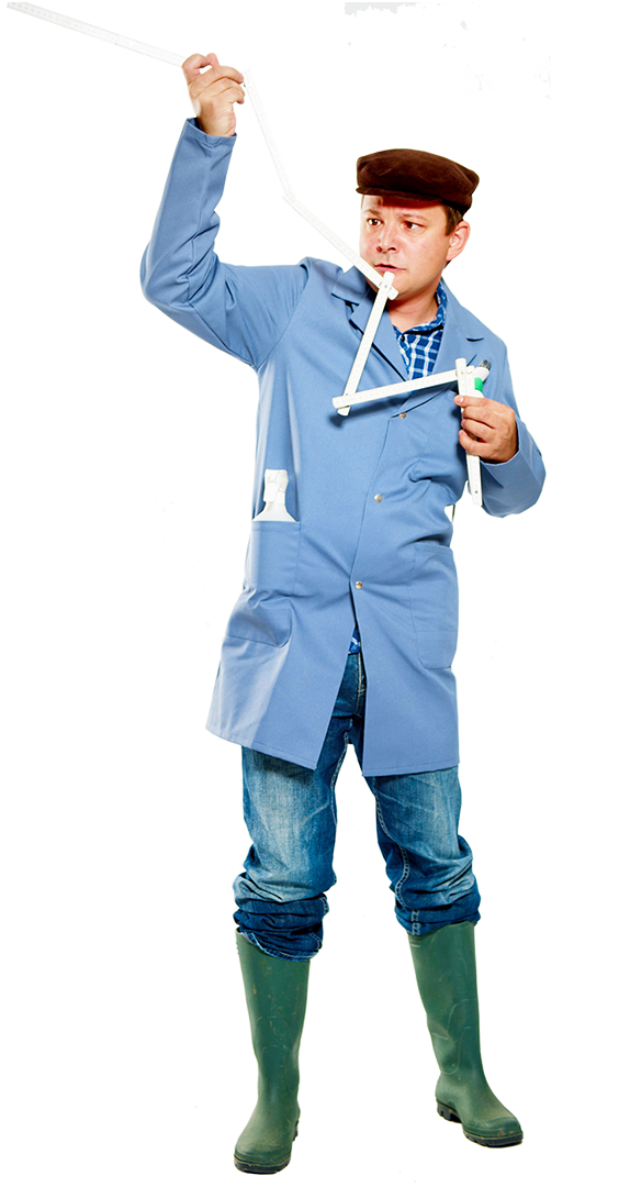 Mann in blauer Jacke, Jeans und grünen Gummistiefeln hält ein geometrisches Messgerät und trägt einen braunen Hut.