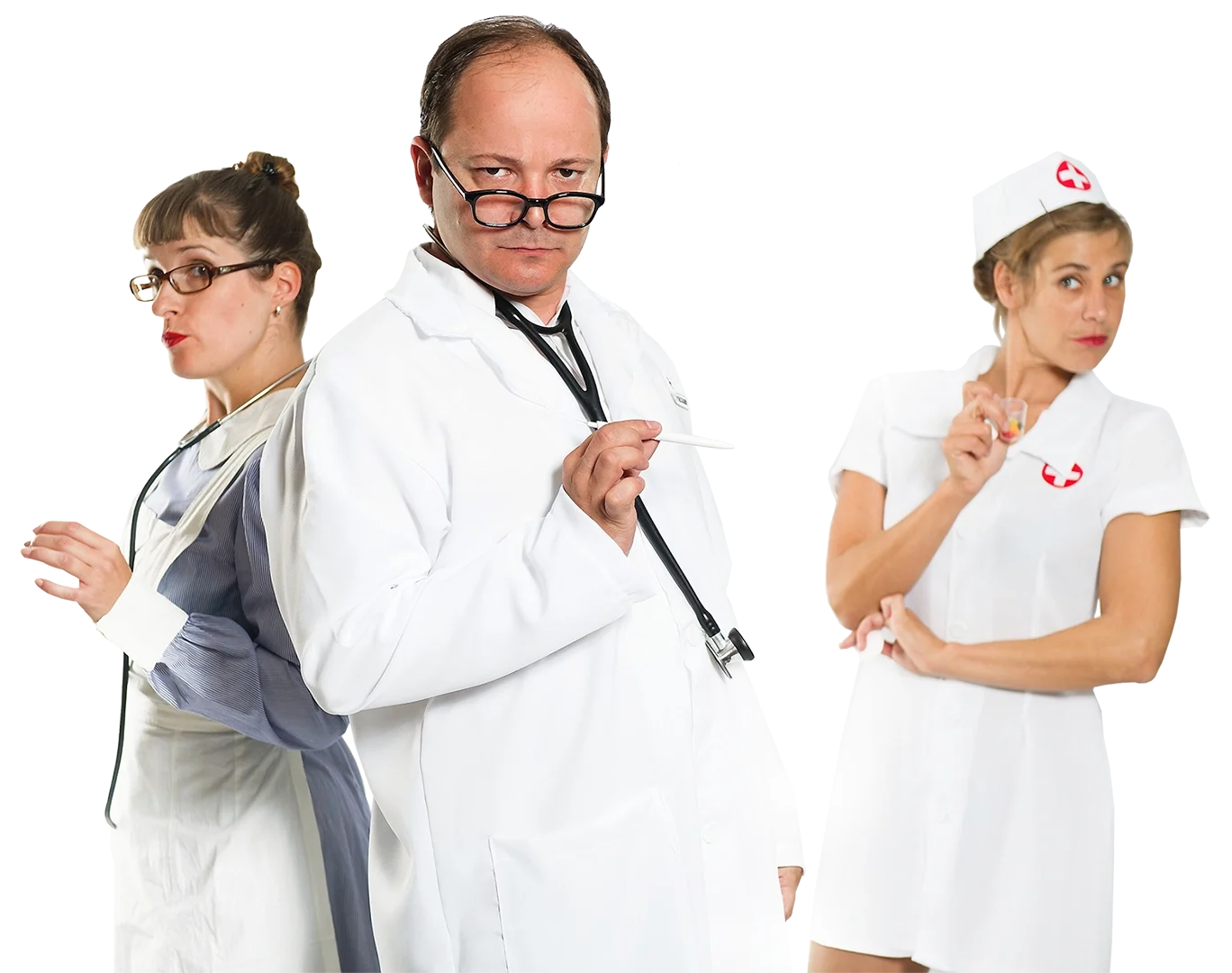 Drei medizinisches Fachpersonal in weißen Kitteln, zwei Frauen und ein Mann, posieren professionell, die Frau auf der linken Seite trägt eine Brille und hat die Arme verschränkt, der Mann in der Mitte trägt eine Brille und einen Stethoskop, die Frau 