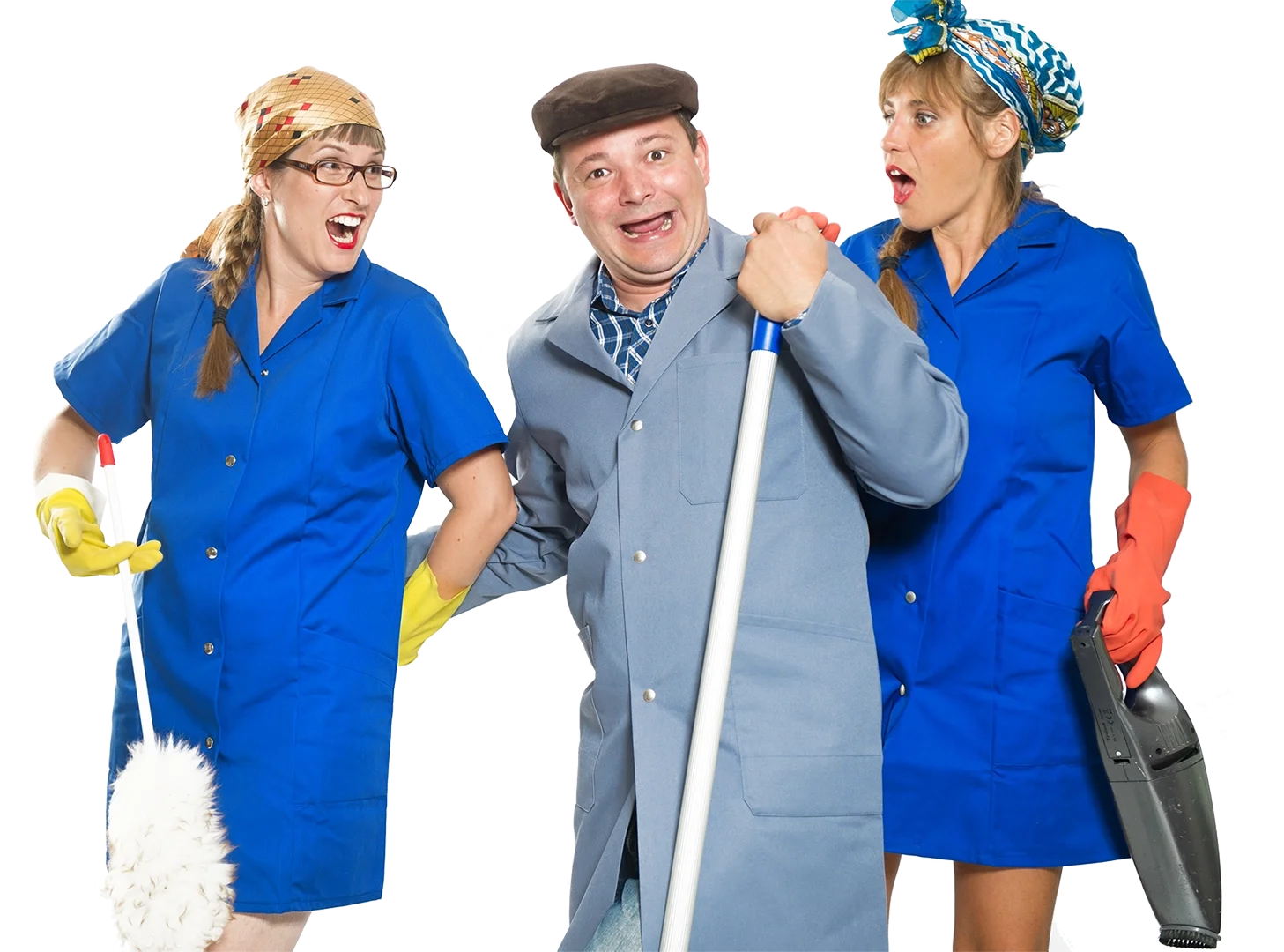 Zwei komödiantische Frauen und ein Mann, die wie Reinigungsmitarbeiter gekleidet sind, lachen und schauen überrascht, während sie mit Reinigungszubehör posieren.