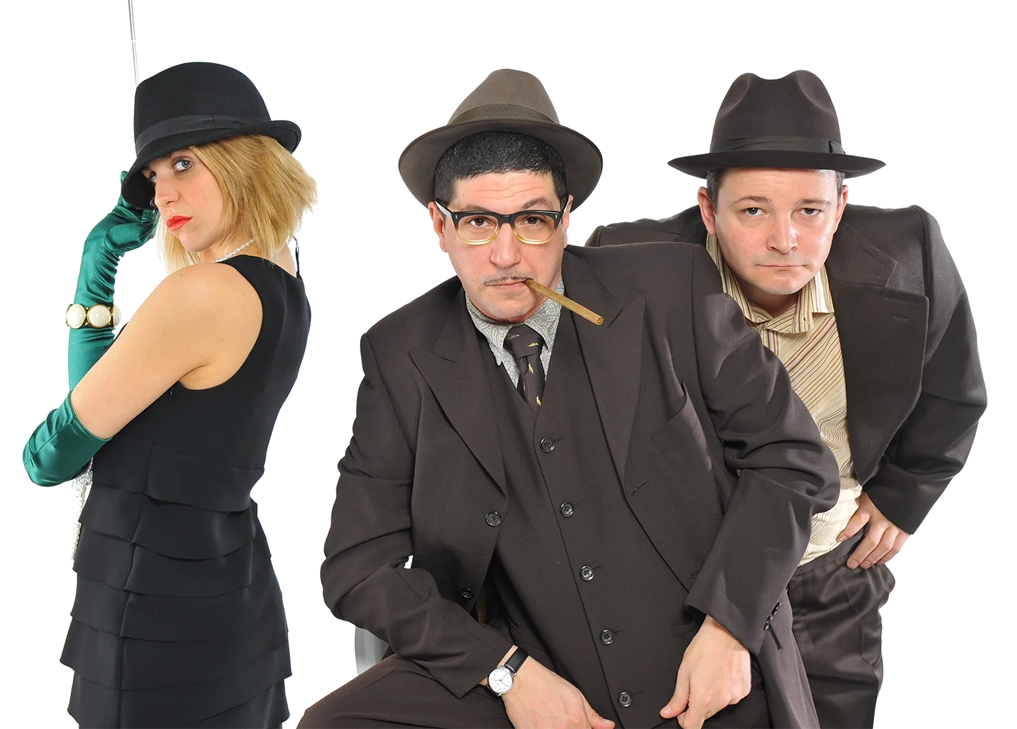 Drei komödiantische Personen in Anzügen und Hüten im Stil der 1920er-1930er Jahre, die eine Szene im Gangster- oder Film-noir-Stil nachstellen.