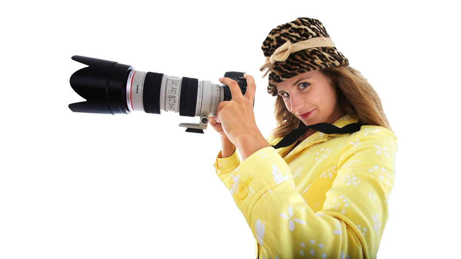 Frau mit Leopardenmütze und gelber Jacke hält eine professionelle Kamera mit großem Teleobjektiv