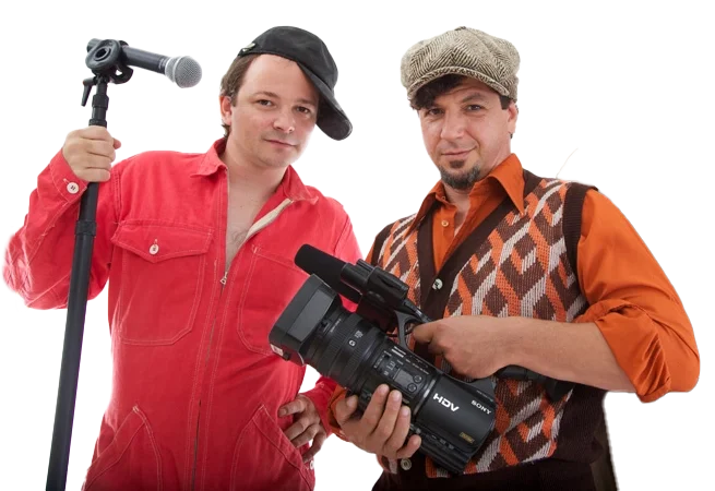 Zwei humorvolle Männer, einer mit Mikrofon und der andere mit Videokamera, posieren für das Foto.