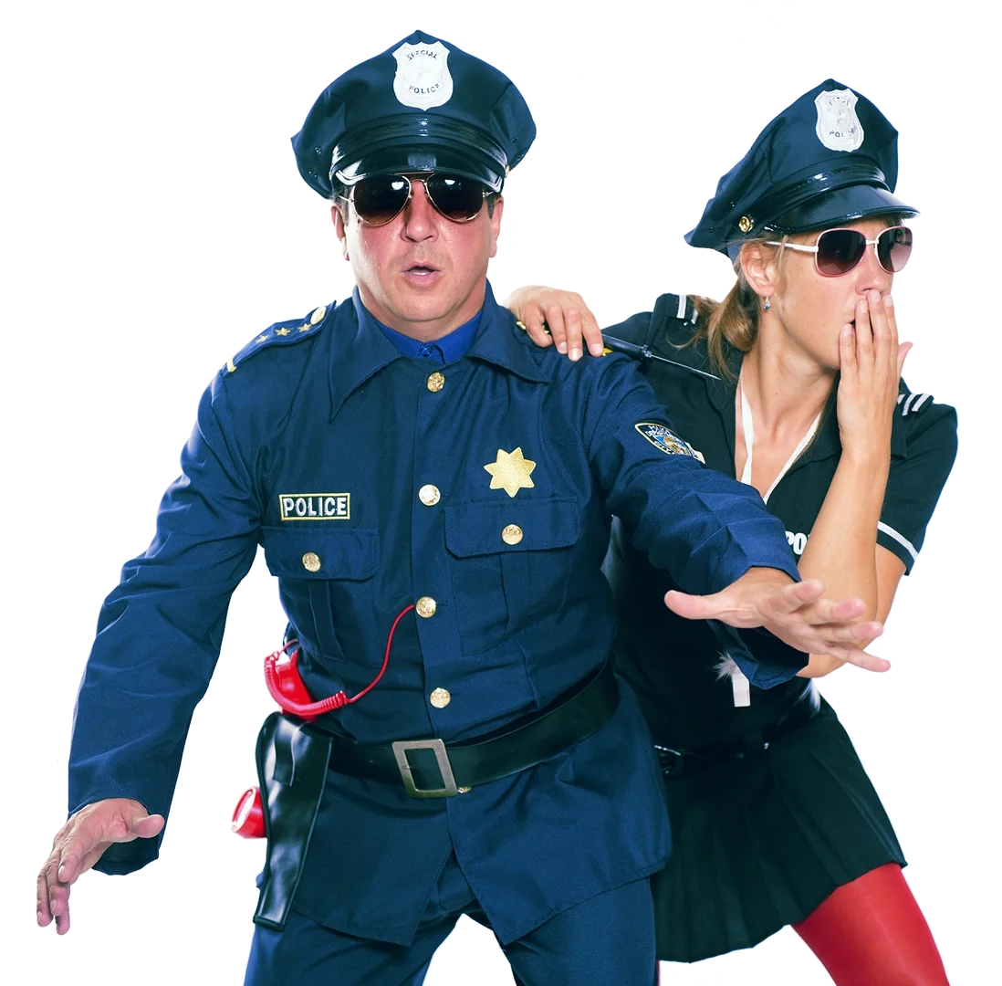 Zwei komödiantische Personen in Polizeikostümen, eine männliche und eine weibliche, tragen Sonnenbrillen und scheinen in einer komischen Pose.