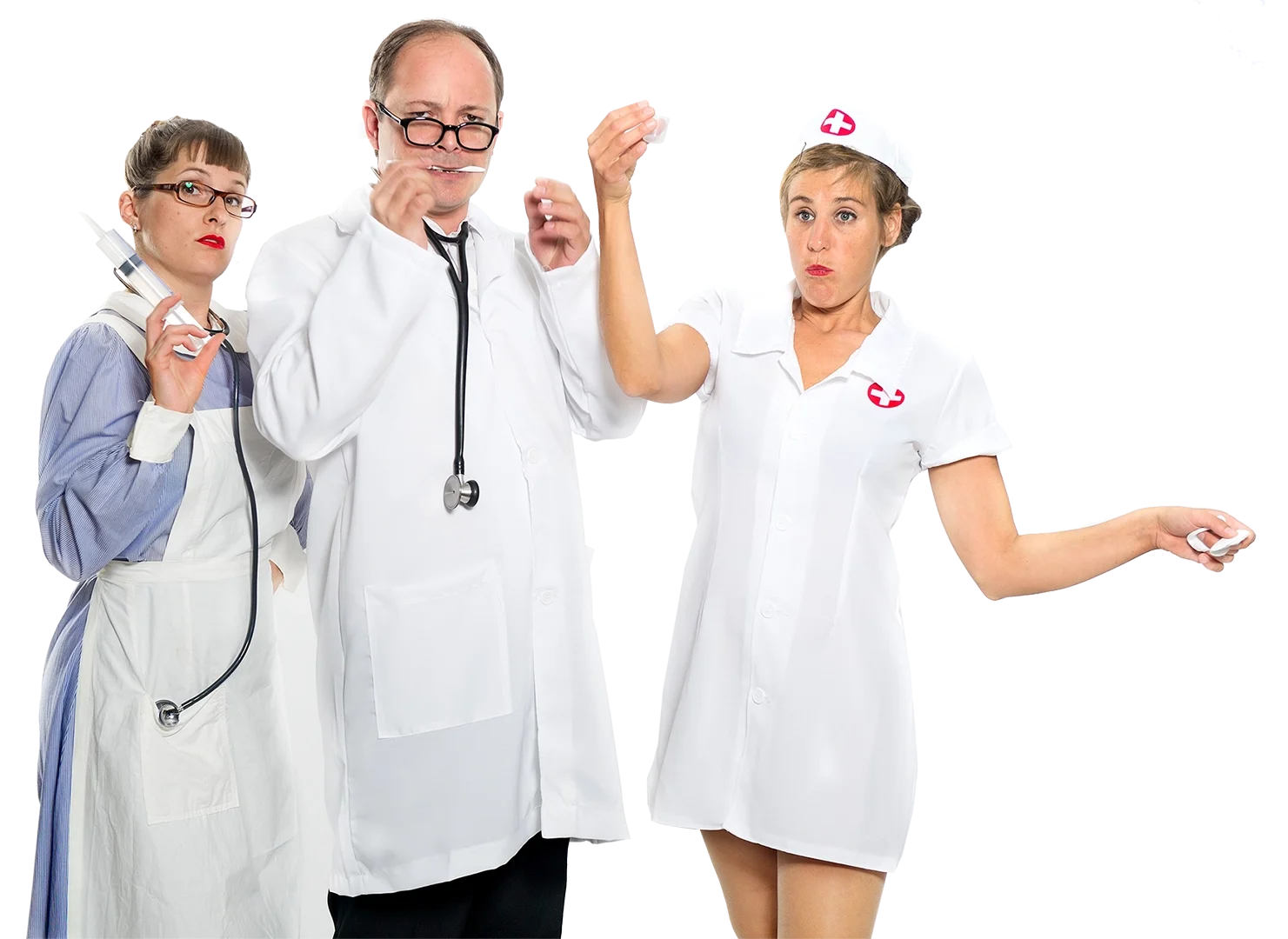 Drei humorvolle Menschen in Krankenschwestern- und Ärztekleidung, die contros spielen, mit Papierschnitzeln und einem Stethoskop.